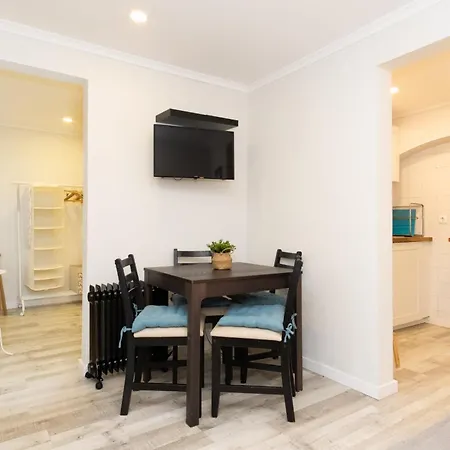 Apartment Lively Downtown